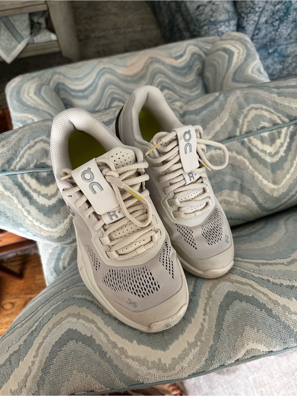 On cloud Roger tennis shoes